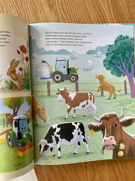 ilustracja przedstawiająca mały czerwony traktorek na farmie z innymi pojazdami i postaciami