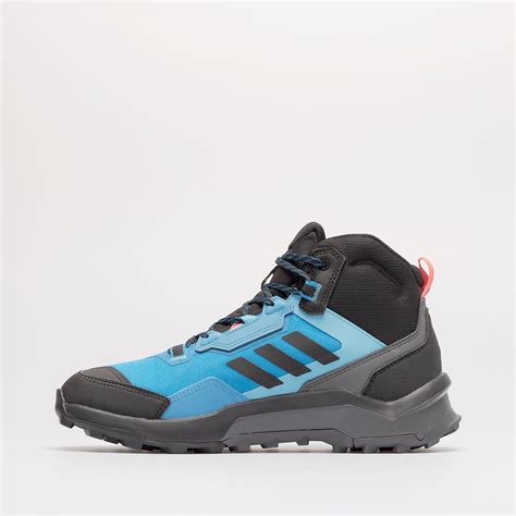 Zimowe buty trekkingowe Adidas Terrex na tle górskiego krajobrazu