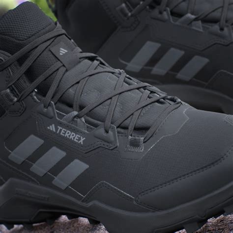 Infografika przedstawiająca technologie GORE-TEX, Traxion i COLD.RDY w butach Adidas Terrex