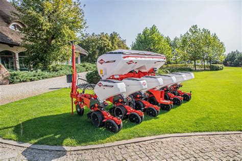 Siewnik KUHN KOSMA CSM w konfiguracji z broną wirnikową