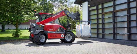 Thematic photo of the Weidemann T4512 telescopic loader working in the field