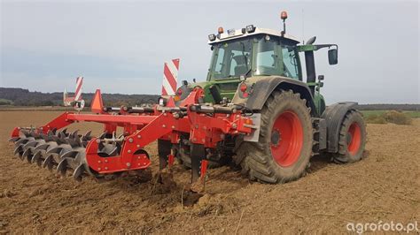 Zdjęcie przedstawiające glebosz 2-kłowy w pracy na polu