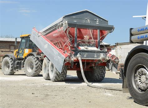 Belka wysiewająca w rozsiewaczu RCW Helix z fartuchem chroniącym przed wiatrem