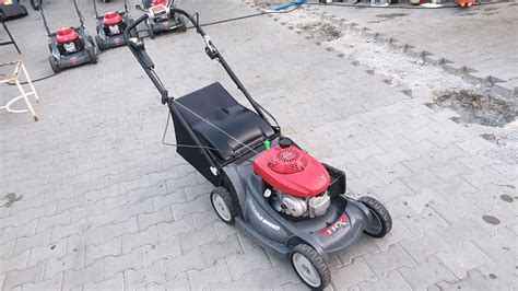 kosiarka spalinowa Honda HRX 476 w akcji na trawniku