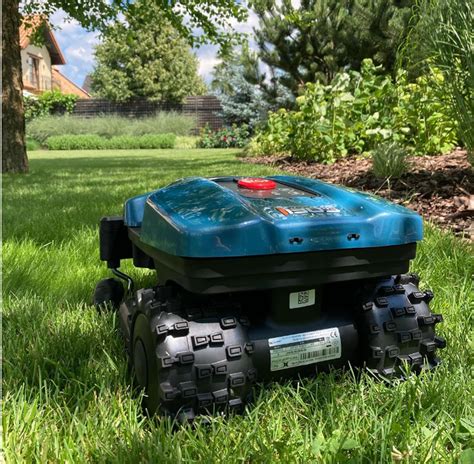 Roboty koszące w ogrodzie