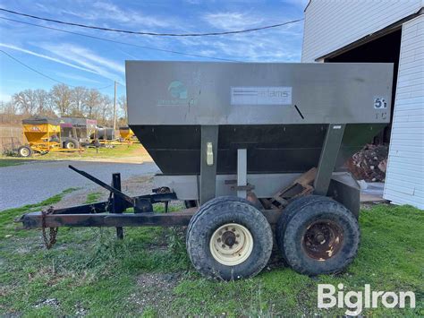 Photo of a large capacity spreader with a distinctive 