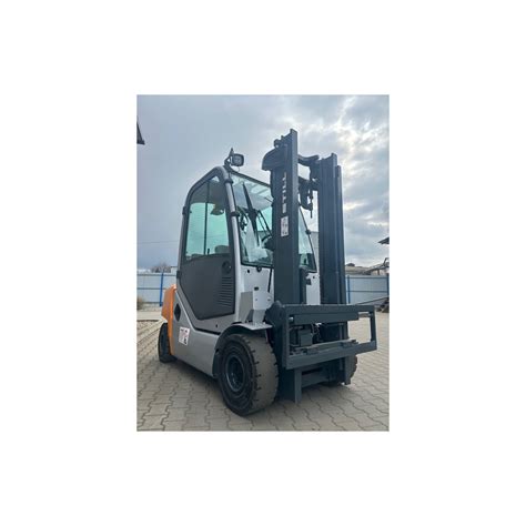 Zdjęcie prezentujące elektryczny wózek widłowy STILL RX 60-80 obsługujący ciężki ładunek.