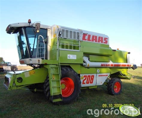 zdjęcie kombajnu Claas Mega 208 w trakcie pracy na polu