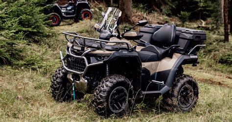 Honda 550 ATV z podłączoną kosiarką tylną