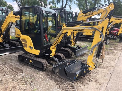 Yanmar SV18 koparka na placu budowy wykonująca wykopy pod kostkę brukową