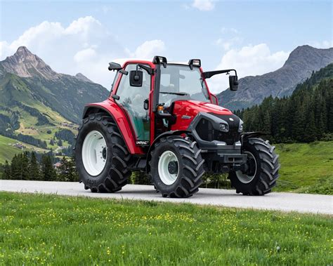 Historical photo of the first Lindner tractor from 1948
