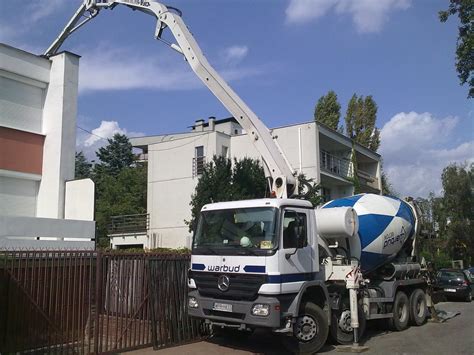 Betoniarka z pompą dostarczająca beton na plac budowy