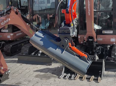 Zdjęcie minikoparki Kubota z zamontowaną łyżką skarpową uchylną lub głowicą powertilt.
