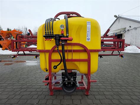 Zdjęcie przedstawiające opryskiwacz sadowniczy z kolumnową przystawką K3 INOX, podkreślające precyzję oprysku