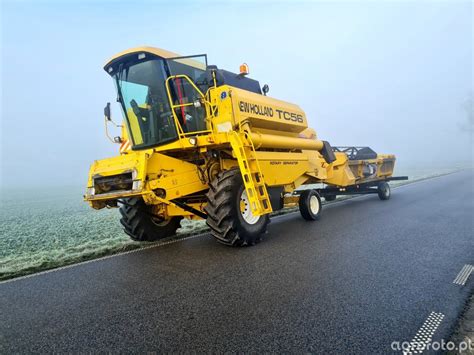 zdjęcie kombajnu zbożowego New Holland TC 56 pracującego w polu