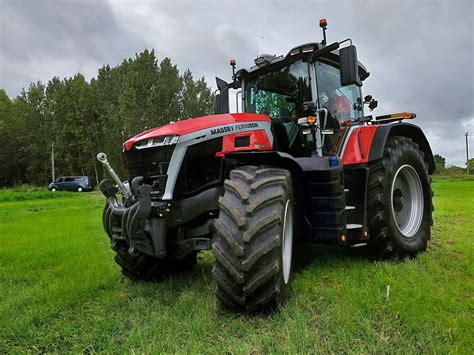 Zbliżenie na ruchome elementy zabawki traktora Massey Ferguson, np. otwierane drzwi kabiny