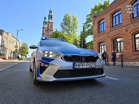 Ilustracja przedstawiająca działania policji na miejscu zdarzenia lub zdjęcie radiowozu na parkingu