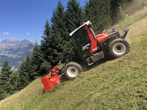 Ciągnik Sauerburger Grip 4-140 pracujący na zboczu, prezentujący stabilność