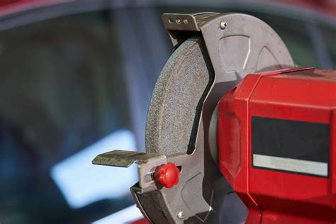 Infografika przedstawiająca prawidłowe i nieprawidłowe techniki ostrzenia noża kosiarki.