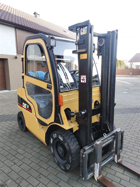Wózek widłowy CAT DP 15-35 N w pracy