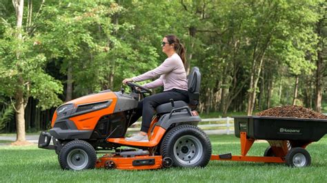 Zdjęcie nowoczesnego traktorka ogrodniczego marki Husqvarna z technologią wizyjną