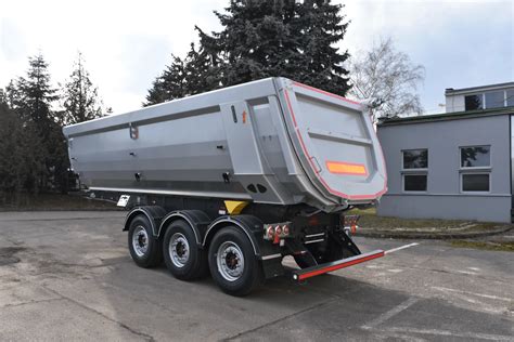 zdjęcie naczepy wywrotki z aluminiową skrzynią ładunkową