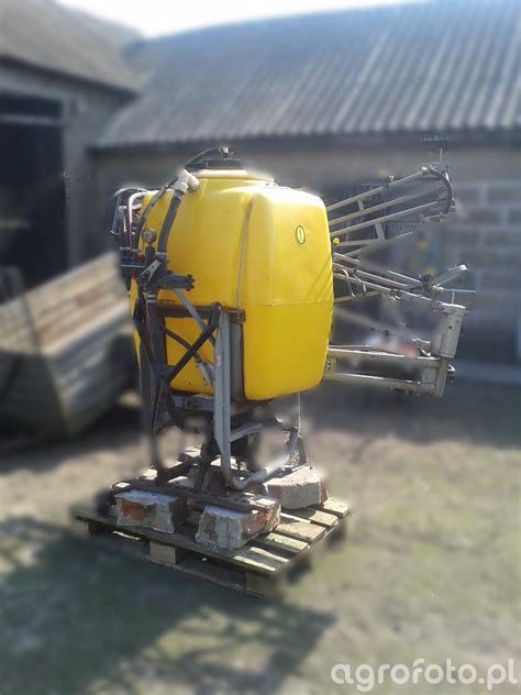 zdjęcie opryskiwacza Pilmet 400l w akcji