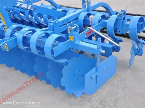 Brona talerzowa Mandam TAL-R w akcji, pokazująca zagłębianie się talerzy w glebę