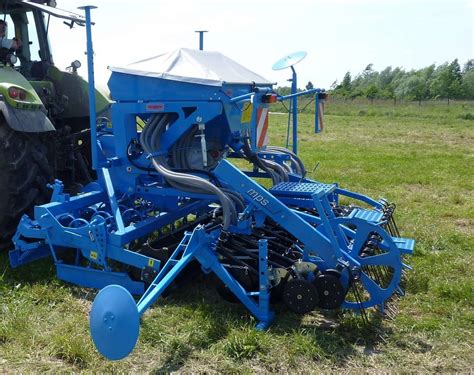 Siewnik pneumatyczny Mandam MPS w pracy, pokazujący precyzyjny wysiew nasion