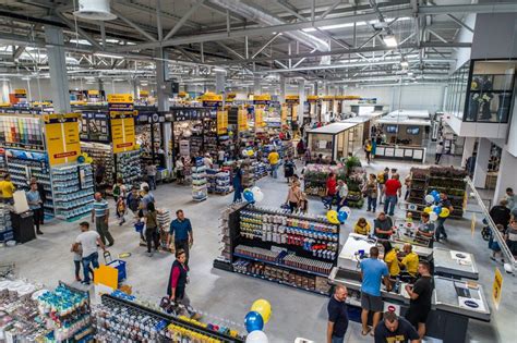 Wnętrze sklepu PSB Mrówka z półkami pełnymi materiałów budowlanych i farb