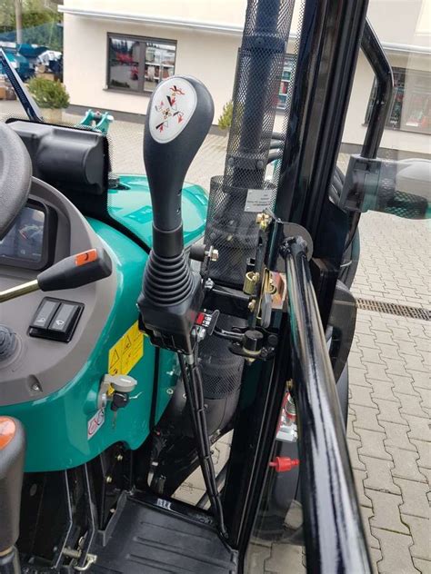 Zbliżenie na joystick sterujący ładowaczem Quicke