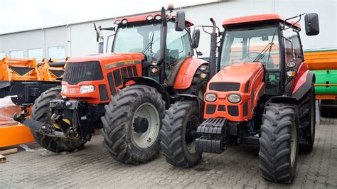 Zdjęcie ciągników Pronar 5110 i 7150 na terenie fabryki