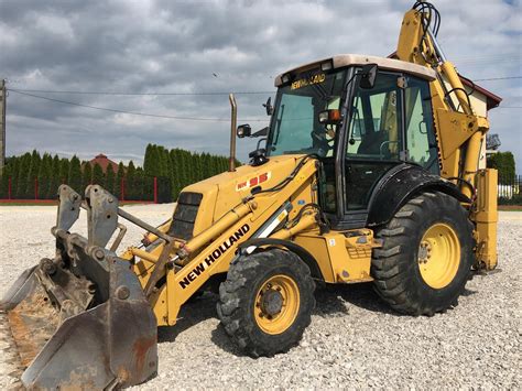 Zdjęcie kabiny nowoczesnej koparko-ładowarki New Holland serii D
