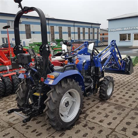 Zdjęcie ciągnika Farmtrac NETS z ładowaczem czołowym