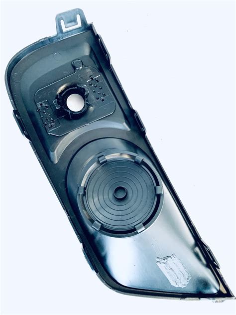 Zdjęcie przedstawiające przednią część Renault Master po liftingu z 2003 roku, podkreślające zmieniony design.