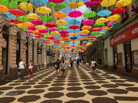 Ulica Rainbow Street z zawieszonymi parasolkami
