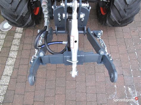 Zbliżenie na zawieszenie gąsienicowe ciągnika DT-75