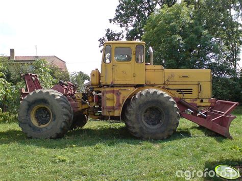 K-700 Kirowiec w akcji, holujący ciężki sprzęt