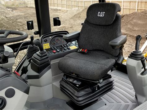 Widok na kabinę i sterowanie Cat 432F