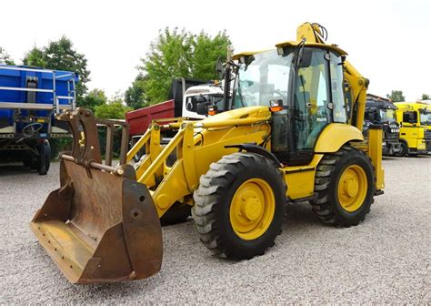 Koparkoładowarka Komatsu WB97S-5 z równymi kołami