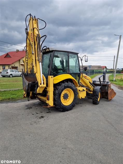 Koparkoładowarka New Holland B100C z wysuwanym ramieniem