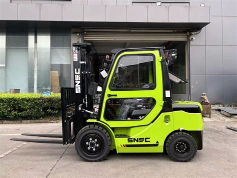 Thematic photo of a Steinbock SH 40 diesel forklift with a closed cabin on a road