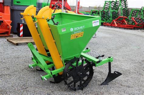 Schemat budowy uniwersalnej sadzarki do ziemniaków z elementami do mocowania na mini traktorze.