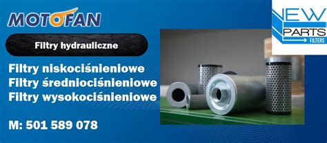 Mechanik serwisujący maszynę JCB, wymieniający filtry hydrauliczne