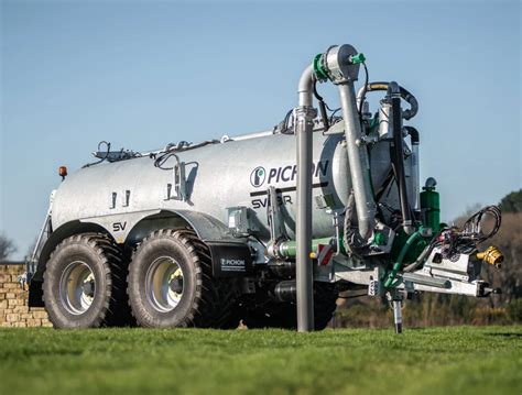 Thematic photo of Pichon TCI series slurry tanker in operation
