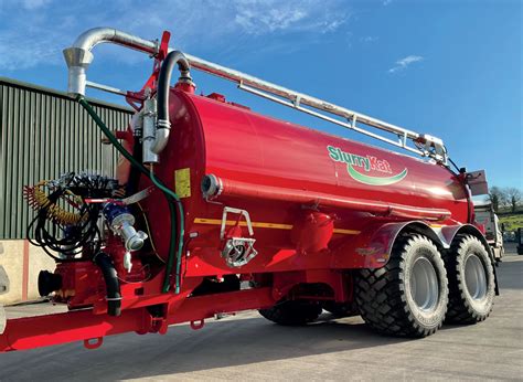 Infographic comparing single-axle and double-axle slurry tankers