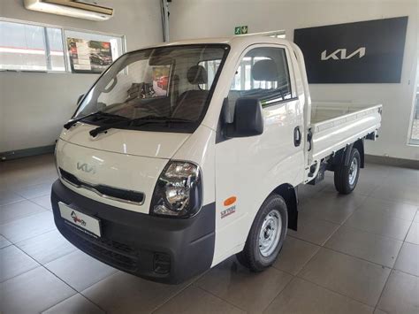 Kia K 2700 na tle miejskiego krajobrazu