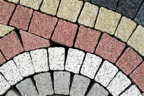 Różne rodzaje kostki brukowej i krawężników