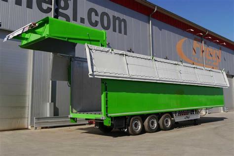 Przekrój naczepy z ruchomą podłogą pokazujący mechanizm listew i siłowników hydraulicznych