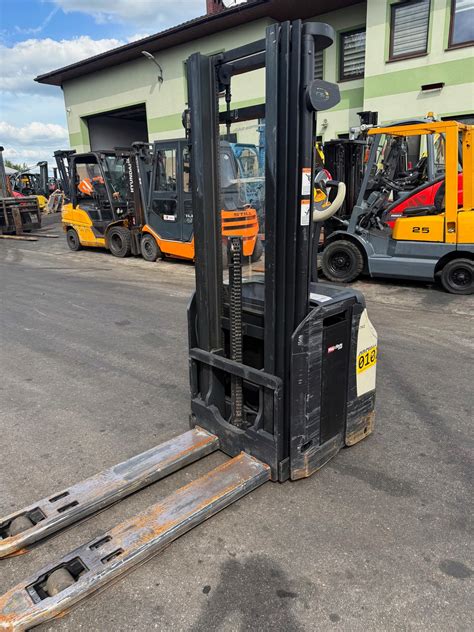 Widok wózka widłowego Hyster 1.50 XL z widocznym masztem triplex